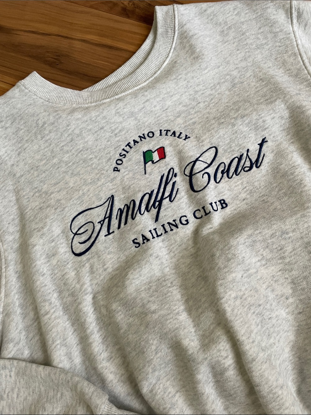 Hollister women’s Amalfi Coast Sailing Club Crewneck Sweatshirt - Light Gray s - Picture 3 of 4